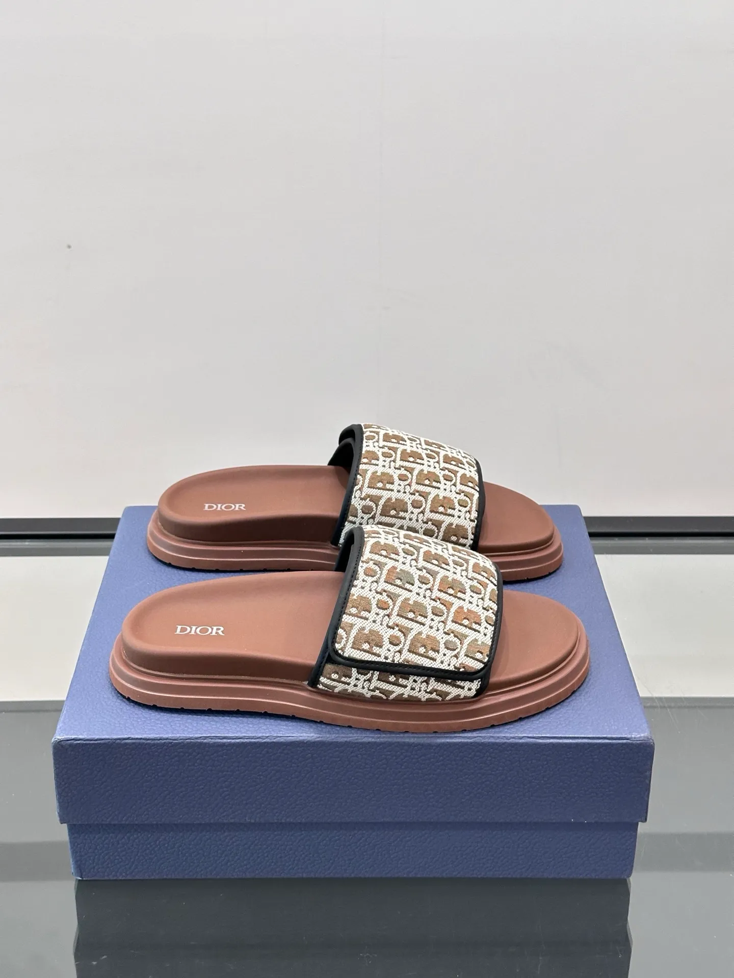 Factory price: 280💰𝐂𝐡𝐫𝐢𝐬𝐭𝐢𝐚𝐧 𝐃𝐢𝐨𝐫 Dior's latest popular sandals, classic upgraded Velcro sandals, original replicas, super durable and versatile, very comfortable on the feet, slimming and white, original cowhide leather upper, sheepskin lining Original d hardware buckle Original molded T men's shoes 💰U outsole Size: 38-44 (.45.46 customized)